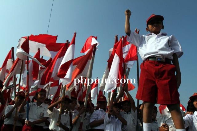 Pengibaran 1000 Bendera Merah Putih di Pulau Lirang